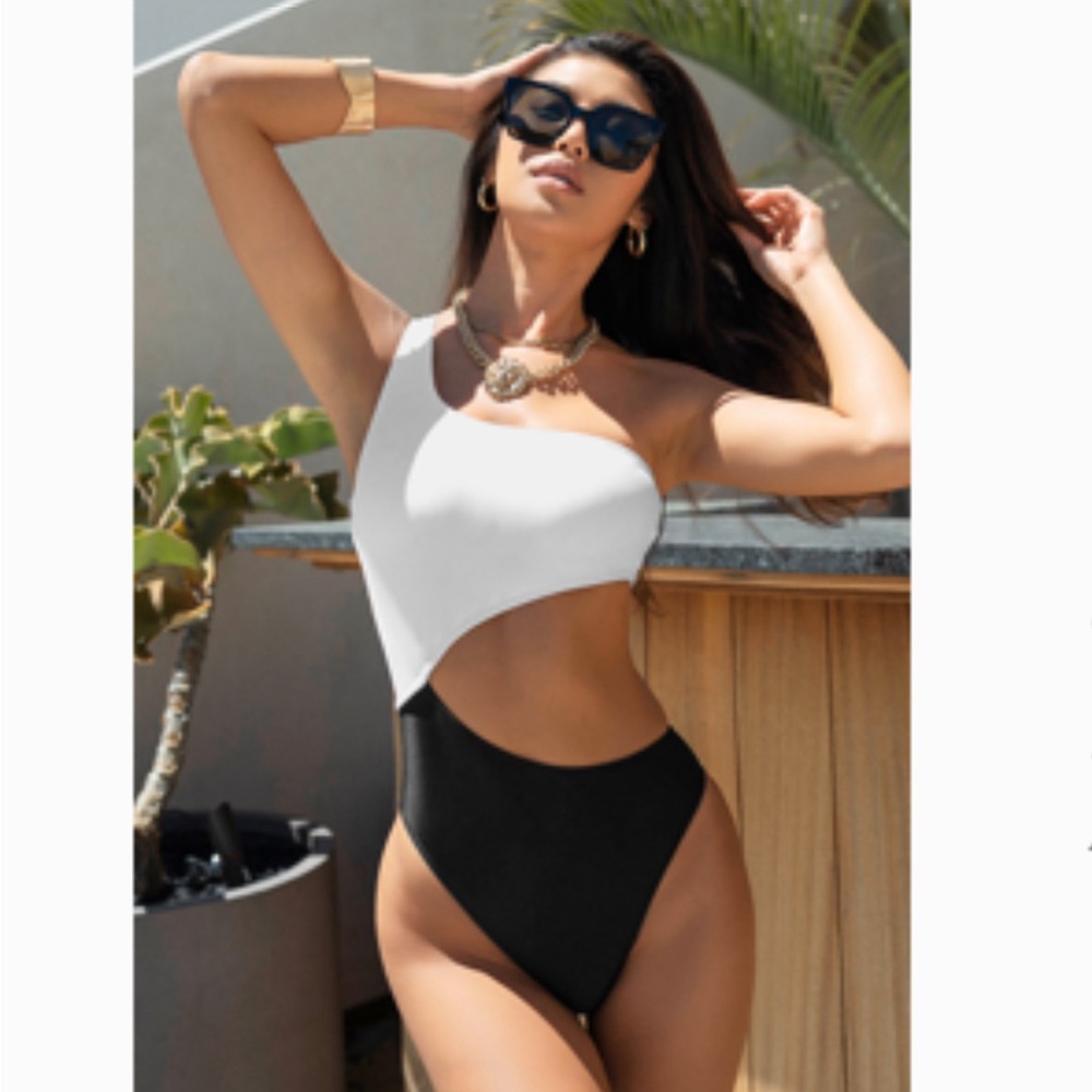Never worn CUPSHE black & white bathing suit!